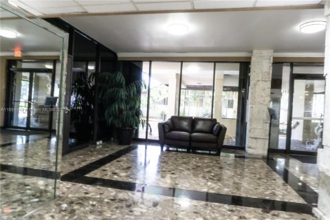 Condominio en venta en North Miami, Florida, 2 dormitorios, 117.06 m2 № 1962695 - foto 11