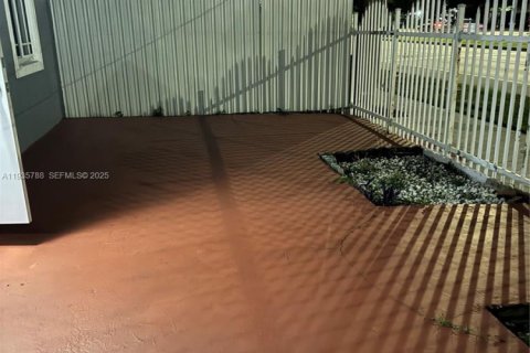 Adosado en venta en Miami Gardens, Florida, 3 dormitorios, 79.34 m2 № 1993905 - foto 2