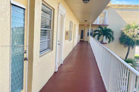 Condominio en venta en Lauderdale Lakes, Florida, 2 dormitorios, 96.99 m2 № 2005934 - foto 3