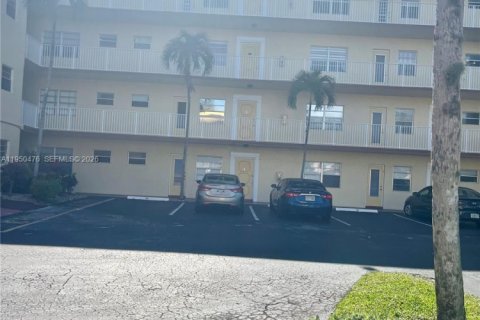 Condominio en venta en Lauderdale Lakes, Florida, 2 dormitorios, 96.99 m2 № 2005934 - foto 2