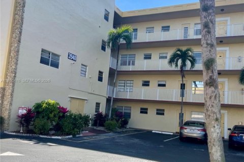 Condominio en Lauderdale Lakes, Florida, 2 dormitorios  № 2005934