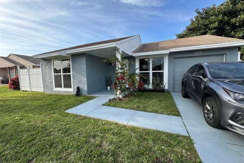 House in Boca Raton, Florida 2 bedrooms, 92.16 sq.m. № 2262423
