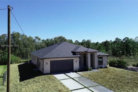 House in Lehigh Acres, Florida 4 bedrooms № 2049262 - photo 2