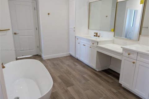 House in Lehigh Acres, Florida 4 bedrooms № 2049262 - photo 4