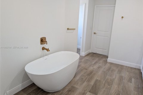 House in Lehigh Acres, Florida 4 bedrooms № 2049262 - photo 6