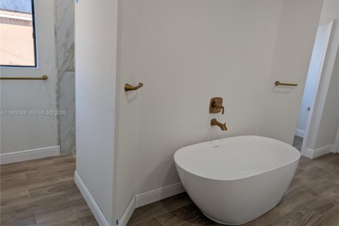 House in Lehigh Acres, Florida 4 bedrooms № 2049262 - photo 5