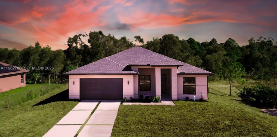 House in Lehigh Acres, Florida 4 bedrooms № 2049262