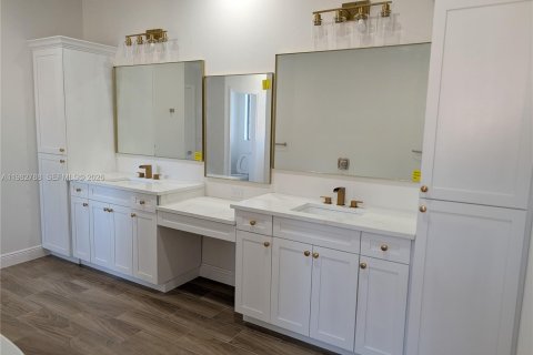 House in Lehigh Acres, Florida 4 bedrooms № 2049262 - photo 3