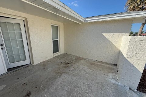 Casa en venta en Port Richey, Florida, 3 dormitorios, 163.23 m2 № 2102221 - foto 2