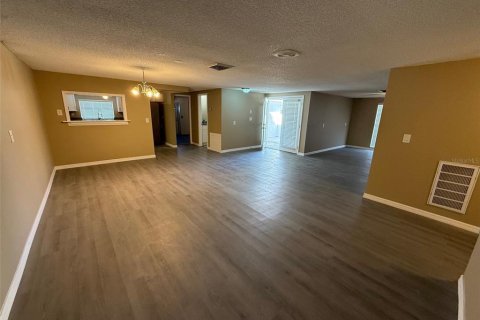Casa en venta en Port Richey, Florida, 3 dormitorios, 163.23 m2 № 2102221 - foto 4