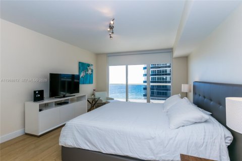 Condo in Hallandale Beach, Florida, 2 bedrooms  № 2052855 - photo 13