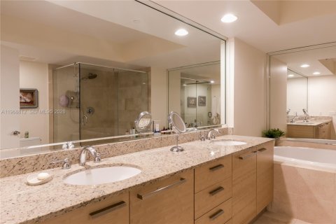 Condo in Hallandale Beach, Florida, 2 bedrooms  № 2052855 - photo 15