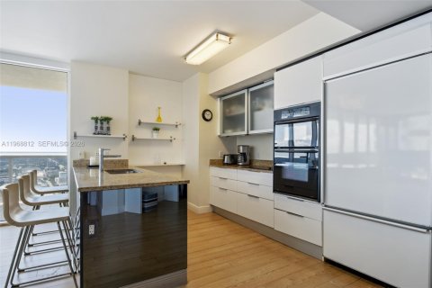 Condo in Hallandale Beach, Florida, 2 bedrooms  № 2052855 - photo 10