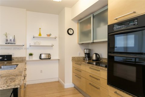 Condo in Hallandale Beach, Florida, 2 bedrooms  № 2052855 - photo 12