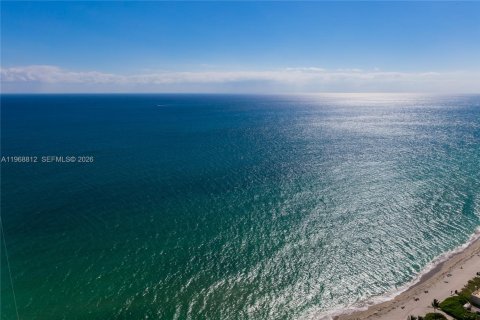 Condo in Hallandale Beach, Florida, 2 bedrooms  № 2052855 - photo 22