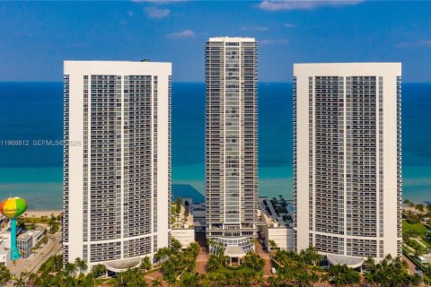 Condo in Hallandale Beach, Florida, 2 bedrooms  № 2052855 - photo 24