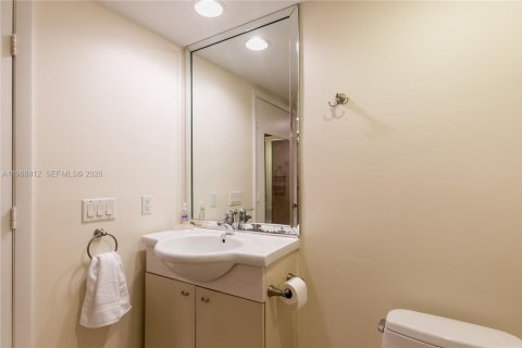 Condo in Hallandale Beach, Florida, 2 bedrooms  № 2052855 - photo 17