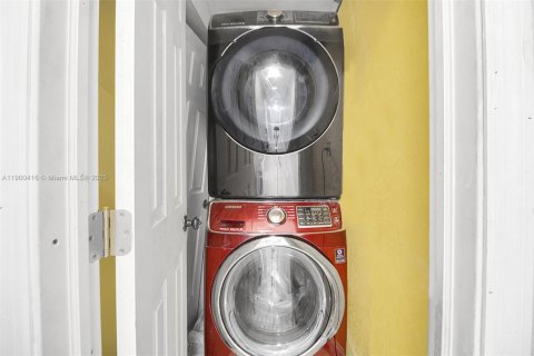 House in Miami, Florida 4 bedrooms, 146.69 sq.m. № 1953344 - photo 20