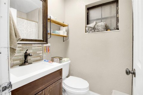 House in Miami, Florida 4 bedrooms, 146.69 sq.m. № 1953344 - photo 24