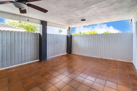 House in Miami, Florida 4 bedrooms, 146.69 sq.m. № 1953344 - photo 13