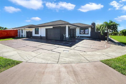 House in Miami, Florida 4 bedrooms, 146.69 sq.m. № 1953344 - photo 2