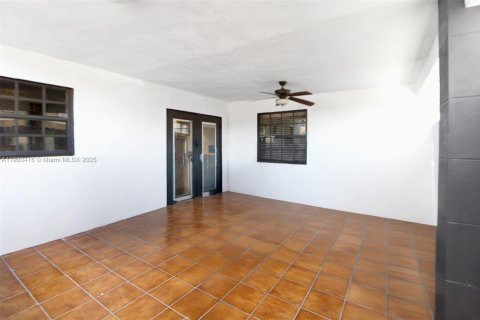 House in Miami, Florida 4 bedrooms, 146.69 sq.m. № 1953344 - photo 12
