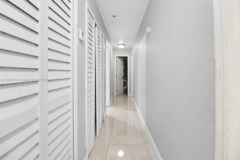 House in Miami, Florida 4 bedrooms, 146.69 sq.m. № 1953344 - photo 23