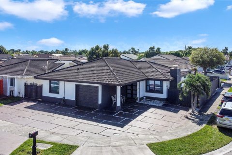 House in Miami, Florida 4 bedrooms, 146.69 sq.m. № 1953344 - photo 1
