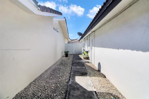 House in Miami, Florida 4 bedrooms, 146.69 sq.m. № 1953344 - photo 11