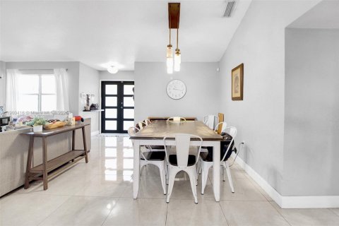 House in Miami, Florida 4 bedrooms, 146.69 sq.m. № 1953344 - photo 19