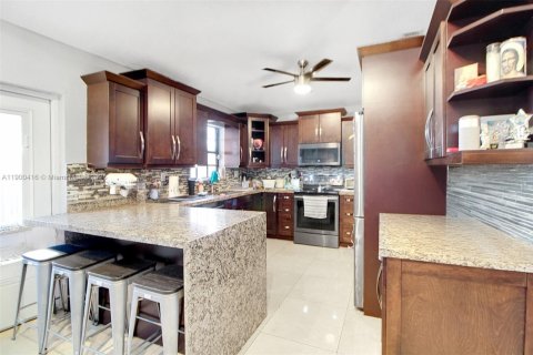 House in Miami, Florida 4 bedrooms, 146.69 sq.m. № 1953344 - photo 15