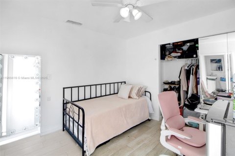 House in Miami, Florida 4 bedrooms, 146.69 sq.m. № 1953344 - photo 10