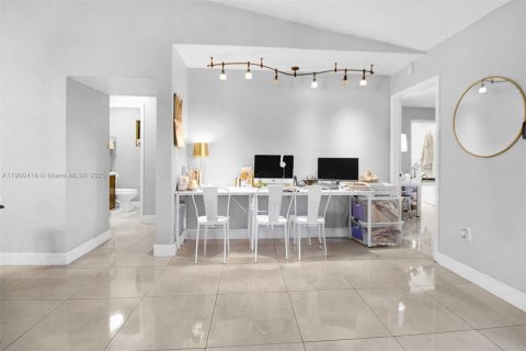 House in Miami, Florida 4 bedrooms, 146.69 sq.m. № 1953344 - photo 17