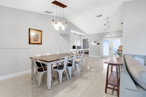 House in Miami, Florida 4 bedrooms, 146.69 sq.m. № 1953344 - photo 18