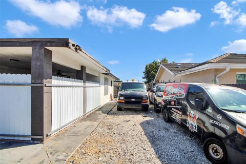 House in Miami, Florida 4 bedrooms, 146.69 sq.m. № 1953344 - photo 5