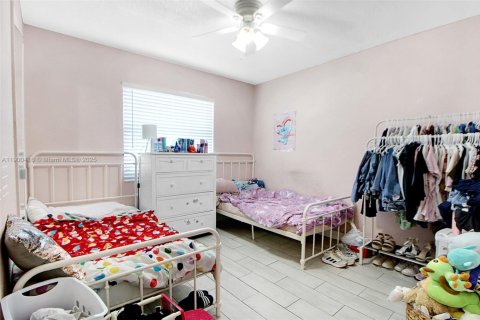 House in Miami, Florida 4 bedrooms, 146.69 sq.m. № 1953344 - photo 21