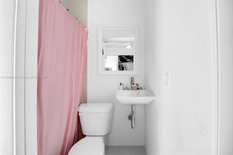 House in Miami, Florida 4 bedrooms, 146.69 sq.m. № 1953344 - photo 9