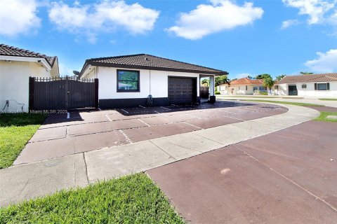 House in Miami, Florida 4 bedrooms, 146.69 sq.m. № 1953344 - photo 4