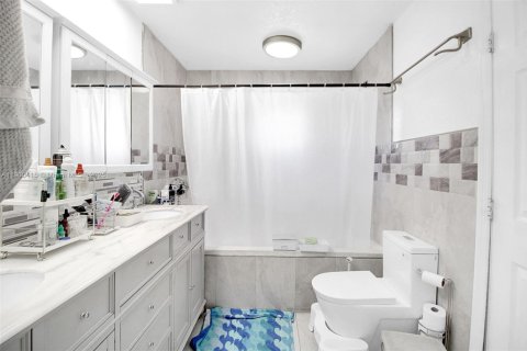 House in Miami, Florida 4 bedrooms, 146.69 sq.m. № 1953344 - photo 27