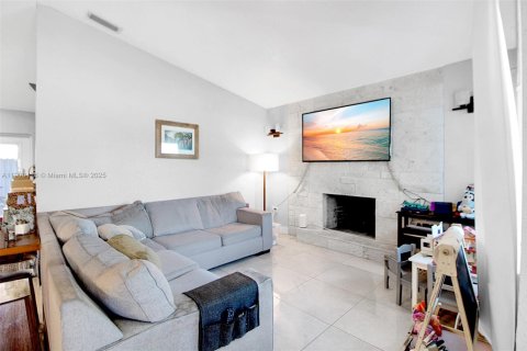 House in Miami, Florida 4 bedrooms, 146.69 sq.m. № 1953344 - photo 30