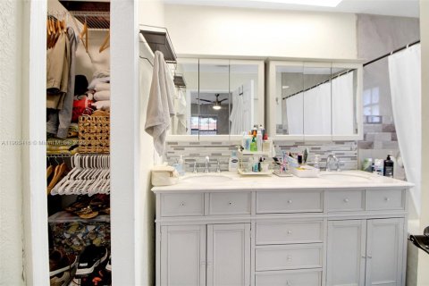 House in Miami, Florida 4 bedrooms, 146.69 sq.m. № 1953344 - photo 25