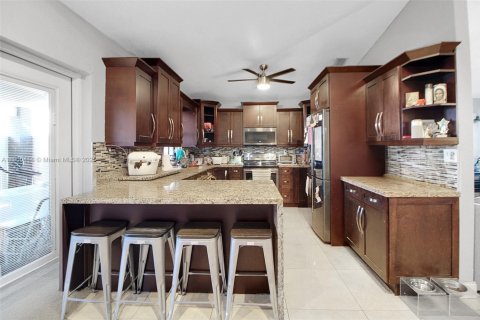 House in Miami, Florida 4 bedrooms, 146.69 sq.m. № 1953344 - photo 16