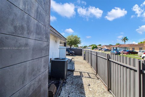 House in Miami, Florida 4 bedrooms, 146.69 sq.m. № 1953344 - photo 6