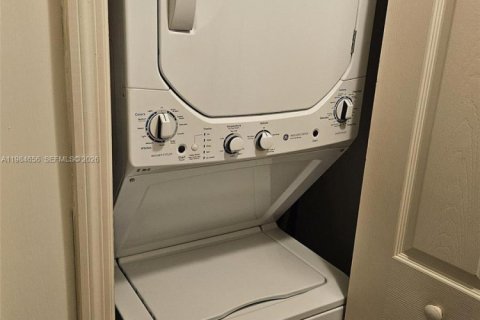 Condo in Miami, Florida, 2 bedrooms  № 2045830 - photo 7