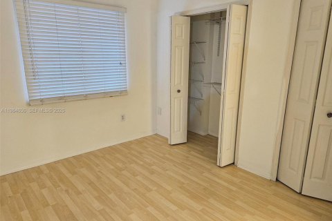 Condo in Miami, Florida, 2 bedrooms  № 2045830 - photo 11