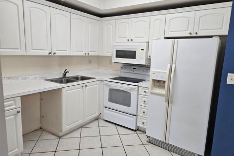 Condo in Miami, Florida, 2 bedrooms  № 2045830 - photo 6