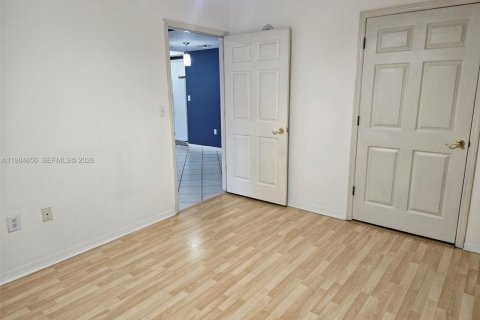 Condo in Miami, Florida, 2 bedrooms  № 2045830 - photo 8