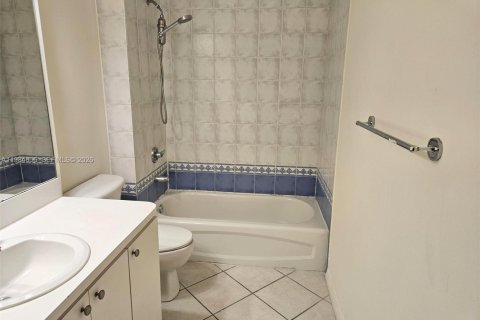 Condo in Miami, Florida, 2 bedrooms  № 2045830 - photo 13