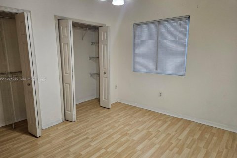 Condo in Miami, Florida, 2 bedrooms  № 2045830 - photo 9