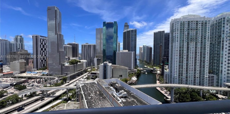 Кондоминиум с 3 спальнями в Майами, Флорида № 2035148